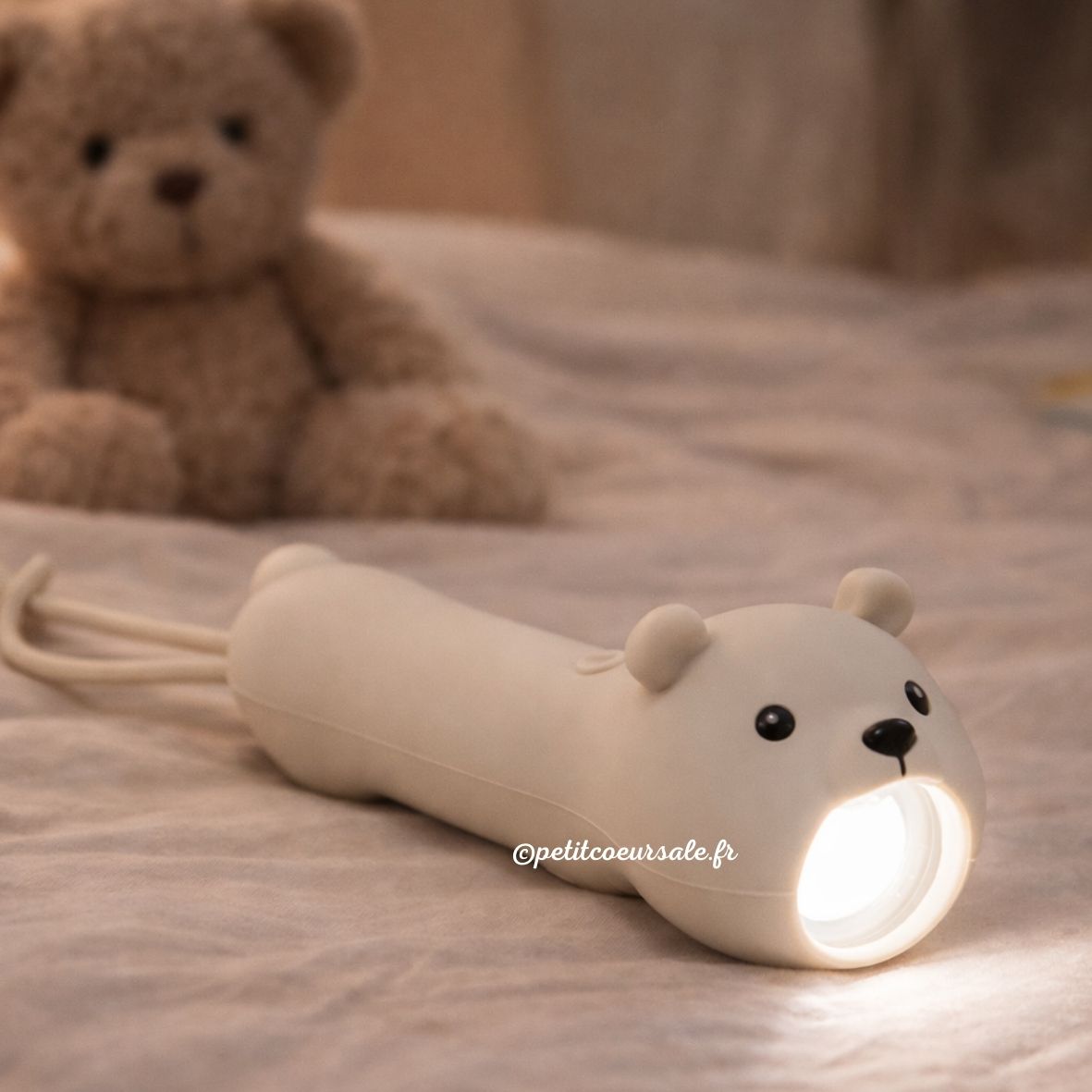 Lampe torche enfant ours polaire rechargeable USB-C. Lumière douce réglable, idéale pour les histoires du soir et les explorations dès 3 ans.