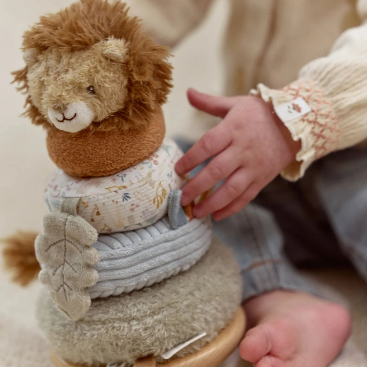 Lion à empiler Safari Friends avec anneaux en peluche et base en bois. Un jouet d’éveil idéal dès 12 mois. LITTLE DUTCH