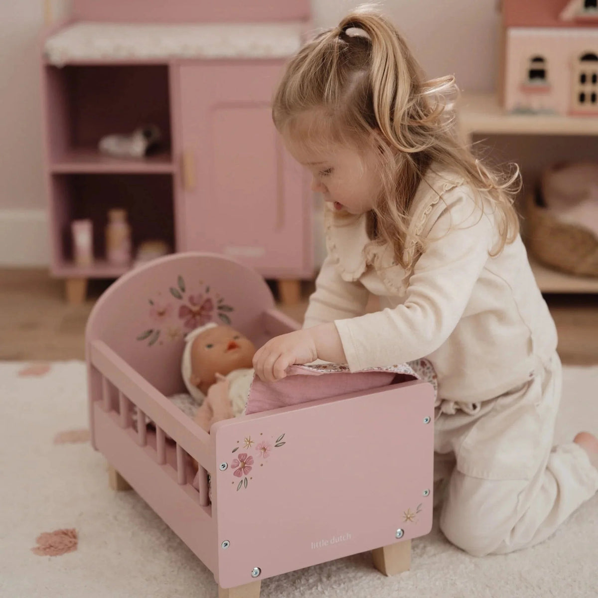Lit de poupée en bois rose – Essentials LITTLE DUTCH