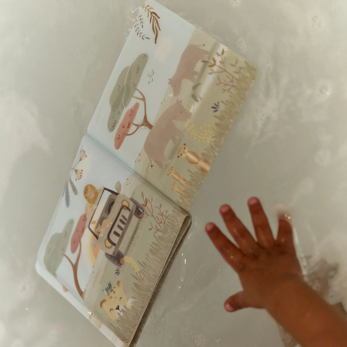 Livre de bain Safari Friends sonore : le jouet idéal pour éveiller bébé et rendre le bain amusant dès 6 mois. LITTLE DUTCH