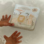 Livre de bain Safari Friends sonore : le jouet idéal pour éveiller bébé et rendre le bain amusant dès 6 mois. LITTLE DUTCH