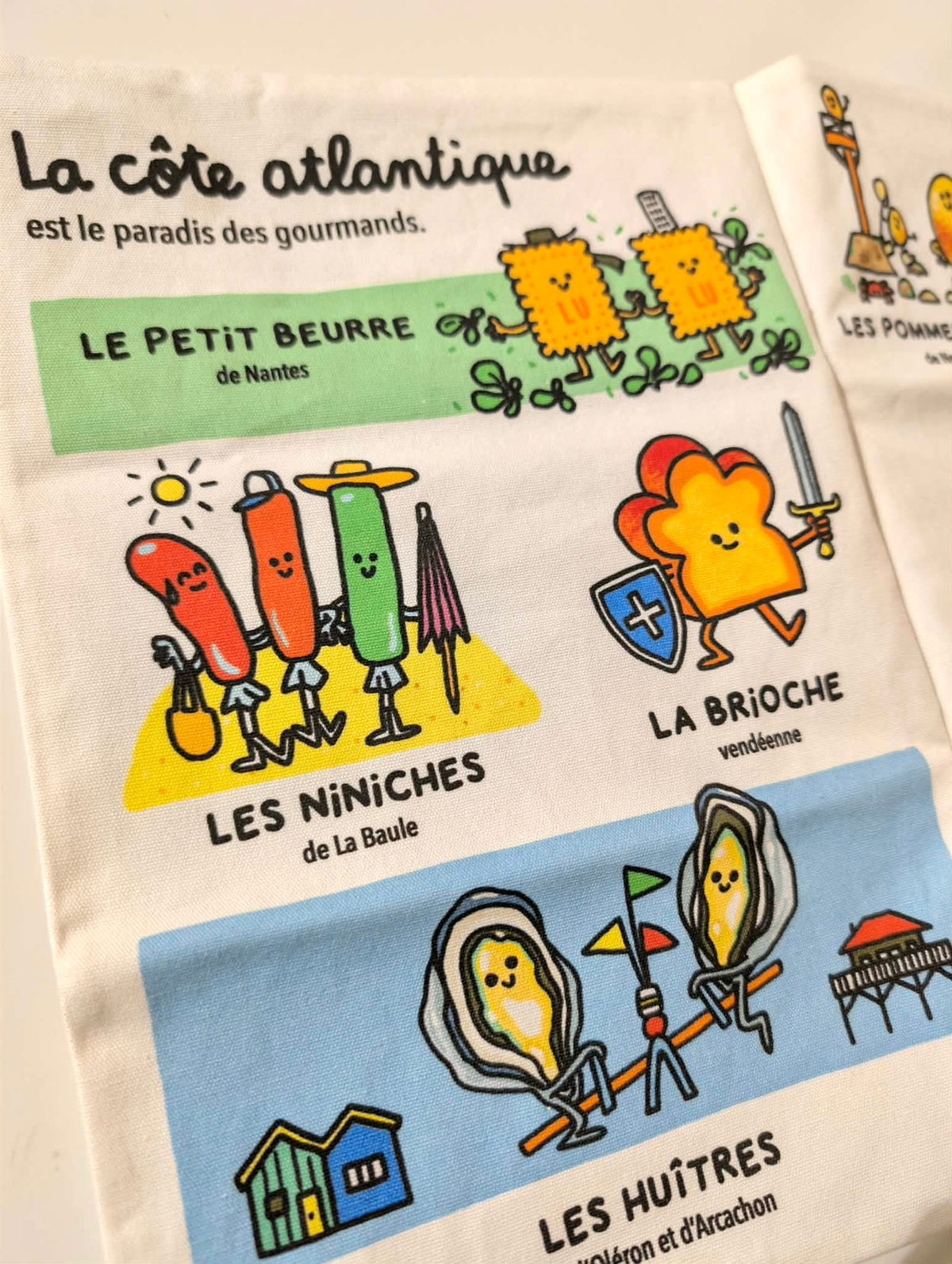Ce livre bébé en tissu bruissant est un livre sensoriel adapté dès la naissance. Il stimule les sens, encourage la manipulation et accompagne les premières découvertes. C’est une idée de cadeau de naissance idéale. Ce livre bébé tissu est idéal pour stimuler l’éveil sensoriel dès les premiers mois
