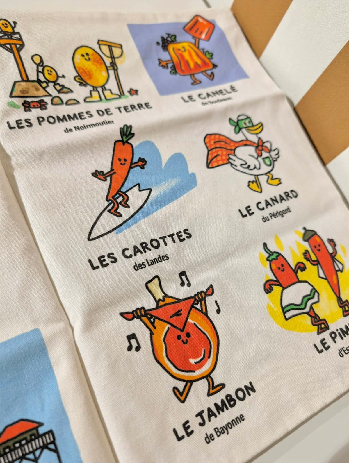 Ce livre bébé en tissu bruissant est un livre sensoriel adapté dès la naissance. Il stimule les sens, encourage la manipulation et accompagne les premières découvertes. C’est une idée de cadeau de naissance idéale. Ce livre bébé tissu est idéal pour stimuler l’éveil sensoriel dès les premiers mois