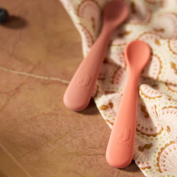 Le lot de 2 cuillères souples en silicone Jollein est idéal pour accompagner les premiers repas de bébé. Douces pour les gencives, légères et faciles à prendre en main, elles favorisent l'autonomie tout en garantissant une utilisation sûre grâce à leur silicone alimentaire sans BPA, sans PVC et sans phtalates. Lot de 2 cuillères souples en silicone Jollein, idéales pour les premiers repas de bébé et l'apprentissage de l'autonomie alimentaire.