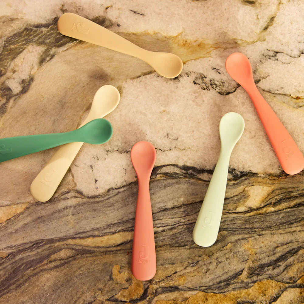 Le lot de 2 cuillères souples en silicone Jollein est idéal pour accompagner les premiers repas de bébé. Douces pour les gencives, légères et faciles à prendre en main, elles favorisent l'autonomie tout en garantissant une utilisation sûre grâce à leur silicone alimentaire sans BPA, sans PVC et sans phtalates. Lot de 2 cuillères souples en silicone Jollein, idéales pour les premiers repas de bébé et l'apprentissage de l'autonomie alimentaire.