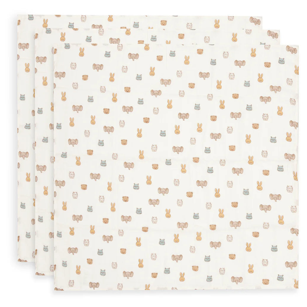Le lot de 3 langes bébé Jollies en gaze de coton 100 % coton accompagne les tout-petits dès la naissance. Doux, respirants et multifonctions, ils sont indispensables au quotidien.Lot de 3 langes bébé en gaze de coton Jollies 70 × 70 cm : des langes doux, respirants et multifonctions pour accompagner bébé dès la naissance.