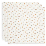 Le lot de 3 langes bébé Jollies en gaze de coton 100 % coton accompagne les tout-petits dès la naissance. Doux, respirants et multifonctions, ils sont indispensables au quotidien.Lot de 3 langes bébé en gaze de coton Jollies 70 × 70 cm : des langes doux, respirants et multifonctions pour accompagner bébé dès la naissance.