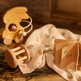 Le lot de 3 langes bébé Jollies en gaze de coton 100 % coton accompagne les tout-petits dès la naissance. Doux, respirants et multifonctions, ils sont indispensables au quotidien.Lot de 3 langes bébé en gaze de coton Jollies 70 × 70 cm : des langes doux, respirants et multifonctions pour accompagner bébé dès la naissance.