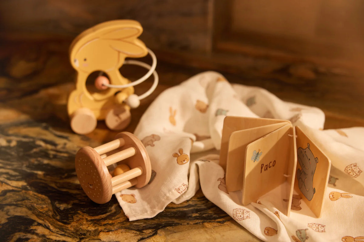 Le lot de 3 langes bébé Jollies en gaze de coton 100 % coton accompagne les tout-petits dès la naissance. Doux, respirants et multifonctions, ils sont indispensables au quotidien.Lot de 3 langes bébé en gaze de coton Jollies 70 × 70 cm : des langes doux, respirants et multifonctions pour accompagner bébé dès la naissance.