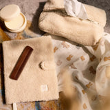 Le lot de 3 langes bébé Jollies en gaze de coton 100 % coton accompagne les tout-petits dès la naissance. Doux, respirants et multifonctions, ils sont indispensables au quotidien.Lot de 3 langes bébé en gaze de coton Jollies 70 × 70 cm : des langes doux, respirants et multifonctions pour accompagner bébé dès la naissance.