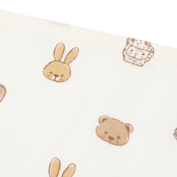Le lot de 3 langes bébé Jollies en gaze de coton 100 % coton accompagne les tout-petits dès la naissance. Doux, respirants et multifonctions, ils sont indispensables au quotidien.Lot de 3 langes bébé en gaze de coton Jollies 70 × 70 cm : des langes doux, respirants et multifonctions pour accompagner bébé dès la naissance.