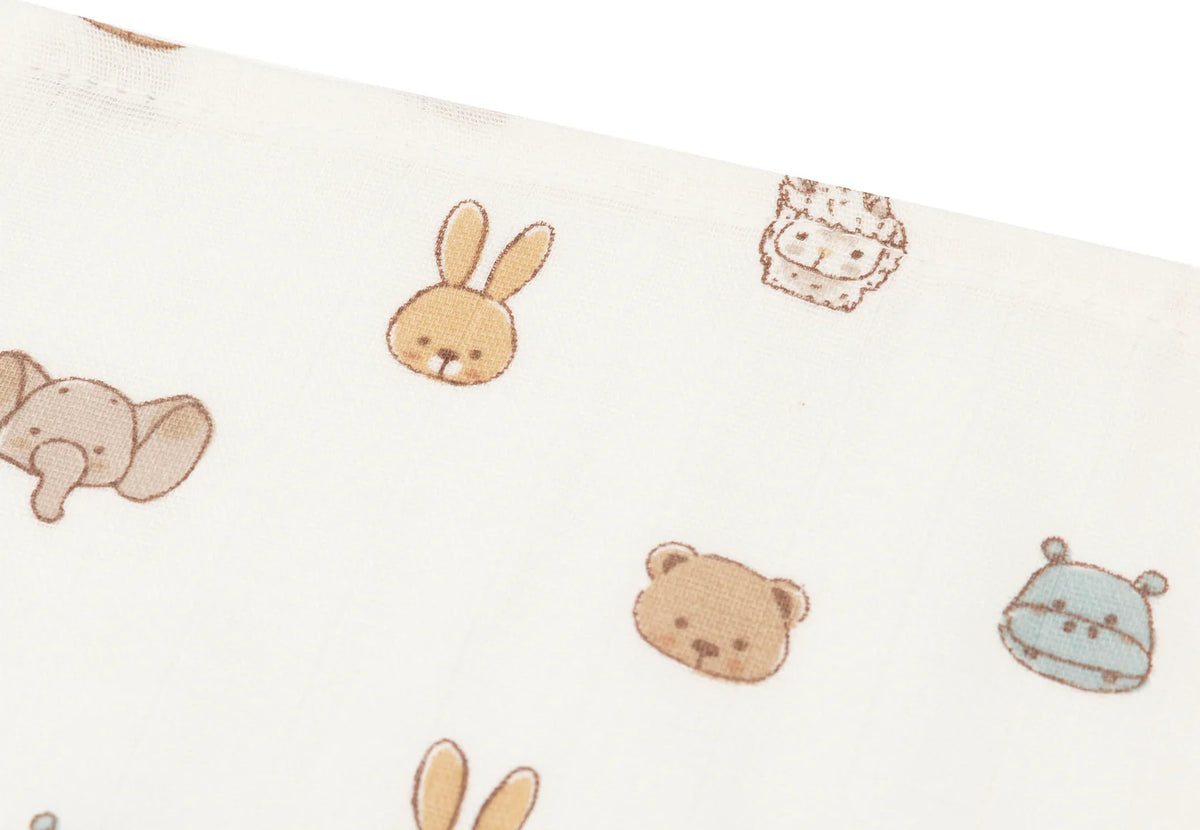 Le lot de 3 langes bébé Jollies en gaze de coton 100 % coton accompagne les tout-petits dès la naissance. Doux, respirants et multifonctions, ils sont indispensables au quotidien.Lot de 3 langes bébé en gaze de coton Jollies 70 × 70 cm : des langes doux, respirants et multifonctions pour accompagner bébé dès la naissance.