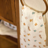 Le lot de 3 langes bébé Jollies en gaze de coton 100 % coton accompagne les tout-petits dès la naissance. Doux, respirants et multifonctions, ils sont indispensables au quotidien.Lot de 3 langes bébé en gaze de coton Jollies 70 × 70 cm : des langes doux, respirants et multifonctions pour accompagner bébé dès la naissance.