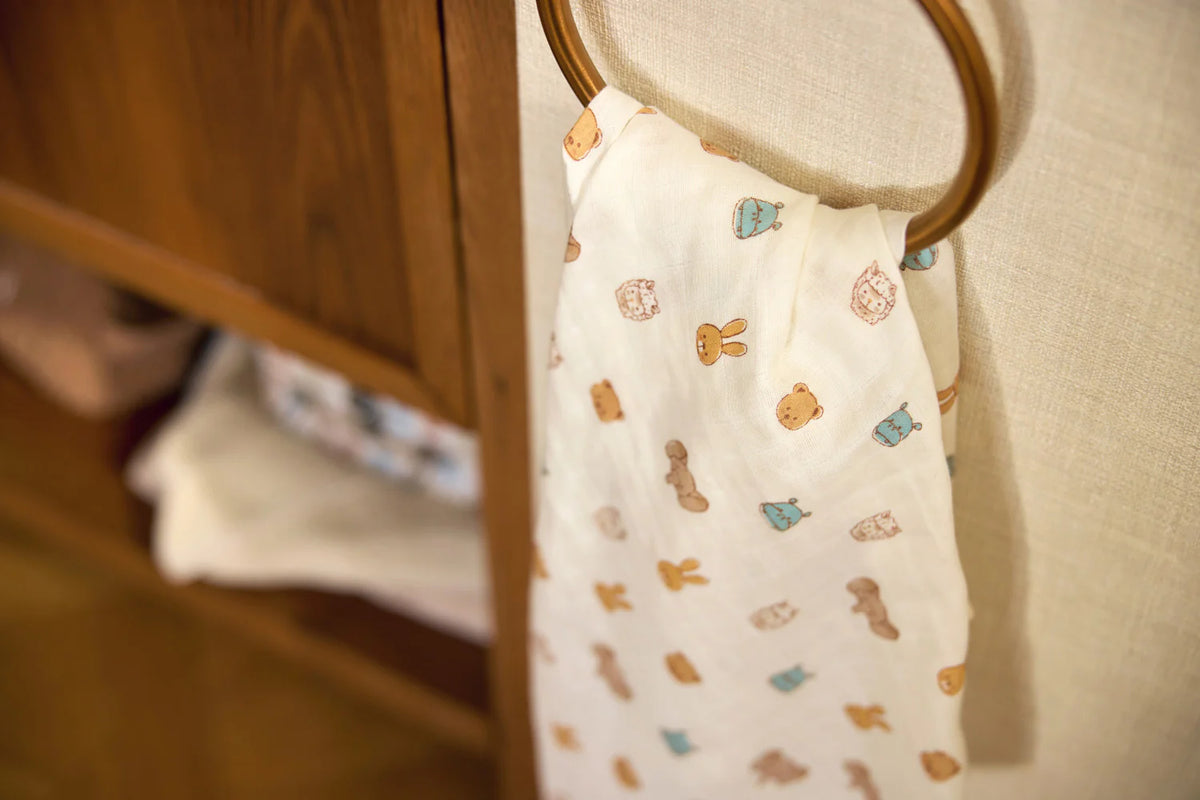 Le lot de 3 langes bébé Jollies en gaze de coton 100 % coton accompagne les tout-petits dès la naissance. Doux, respirants et multifonctions, ils sont indispensables au quotidien.Lot de 3 langes bébé en gaze de coton Jollies 70 × 70 cm : des langes doux, respirants et multifonctions pour accompagner bébé dès la naissance.