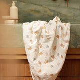 Le lot de 3 langes bébé Jollies en gaze de coton 100 % coton accompagne les tout-petits dès la naissance. Doux, respirants et multifonctions, ils sont indispensables au quotidien.Lot de 3 langes bébé en gaze de coton Jollies 70 × 70 cm : des langes doux, respirants et multifonctions pour accompagner bébé dès la naissance.