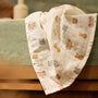 Le lot de 3 langes bébé Jollies en gaze de coton 100 % coton accompagne les tout-petits dès la naissance. Doux, respirants et multifonctions, ils sont indispensables au quotidien.Lot de 3 langes bébé en gaze de coton Jollies 70 × 70 cm : des langes doux, respirants et multifonctions pour accompagner bébé dès la naissance.