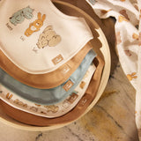 Le lot de 3 langes bébé Jollies en gaze de coton 100 % coton accompagne les tout-petits dès la naissance. Doux, respirants et multifonctions, ils sont indispensables au quotidien.Lot de 3 langes bébé en gaze de coton Jollies 70 × 70 cm : des langes doux, respirants et multifonctions pour accompagner bébé dès la naissance.