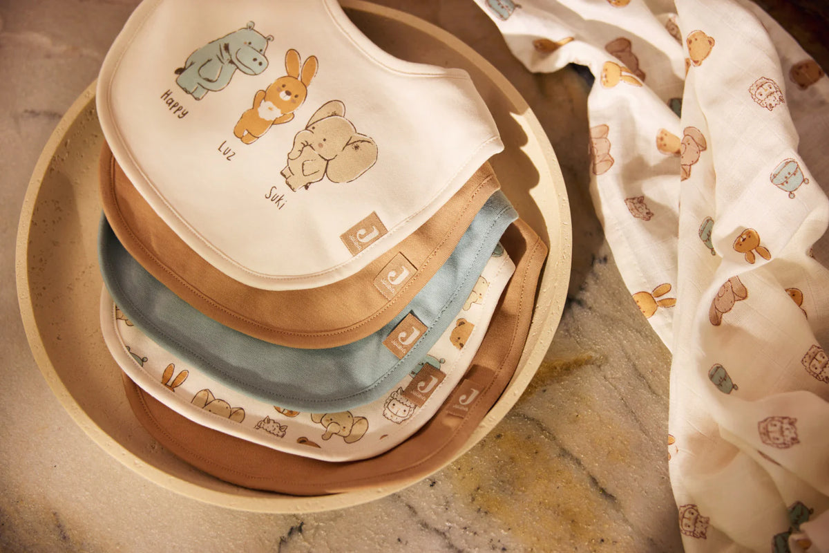 Le lot de 3 langes bébé Jollies en gaze de coton 100 % coton accompagne les tout-petits dès la naissance. Doux, respirants et multifonctions, ils sont indispensables au quotidien.Lot de 3 langes bébé en gaze de coton Jollies 70 × 70 cm : des langes doux, respirants et multifonctions pour accompagner bébé dès la naissance.