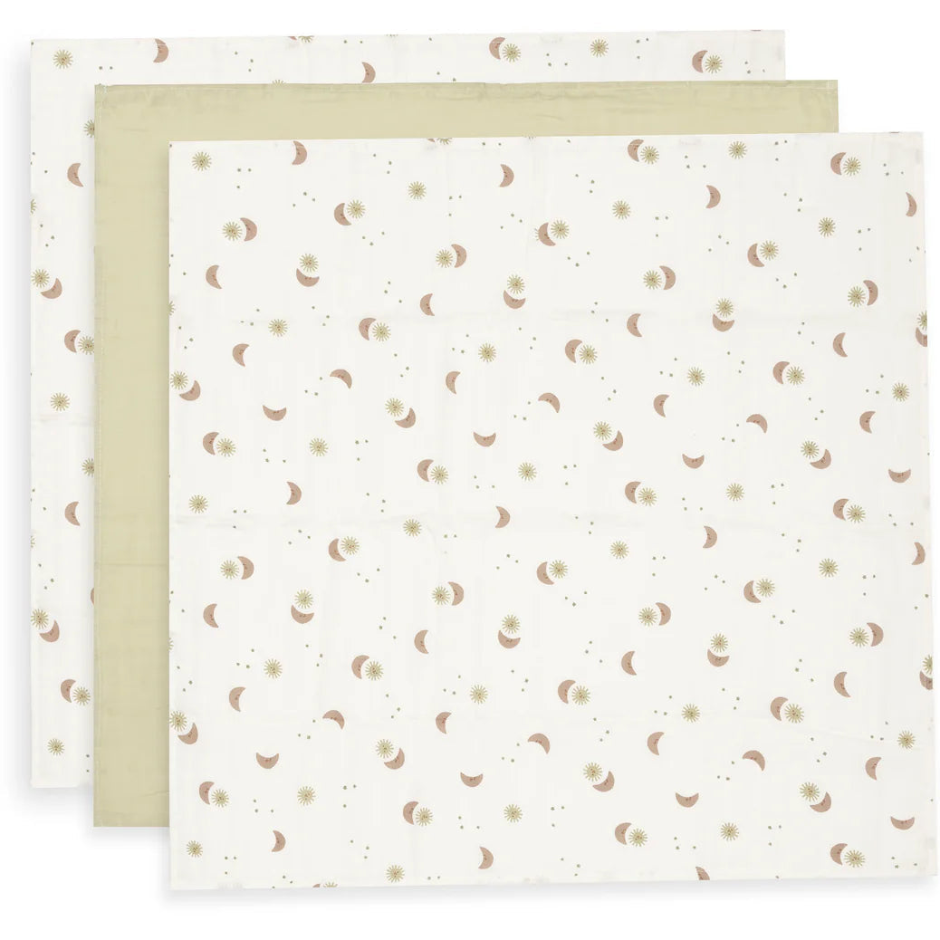 Le lot de 3 langes bébé Over the Moon en gaze de coton 100 % coton est un indispensable du quotidien. Doux, respirants et absorbants, ils accompagnent bébé dès la naissance à la maison comme en balade. Lot de 3 langes bébé en gaze de coton Over the Moon 70 × 70 cm : des langes doux, respirants et multifonctions pour accompagner bébé au quotidien.