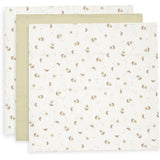 Le lot de 3 langes bébé Over the Moon en gaze de coton 100 % coton est un indispensable du quotidien. Doux, respirants et absorbants, ils accompagnent bébé dès la naissance à la maison comme en balade. Lot de 3 langes bébé en gaze de coton Over the Moon 70 × 70 cm : des langes doux, respirants et multifonctions pour accompagner bébé au quotidien.