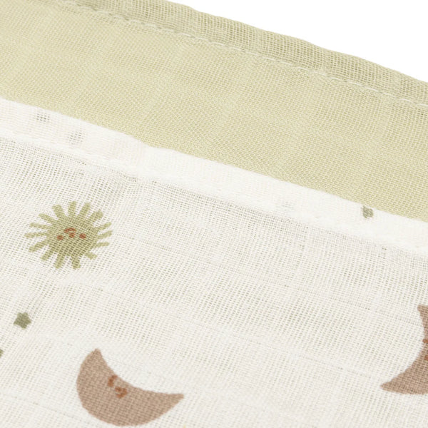 Le lot de 3 langes bébé Over the Moon en gaze de coton 100 % coton est un indispensable du quotidien. Doux, respirants et absorbants, ils accompagnent bébé dès la naissance à la maison comme en balade. Lot de 3 langes bébé en gaze de coton Over the Moon 70 × 70 cm : des langes doux, respirants et multifonctions pour accompagner bébé au quotidien.