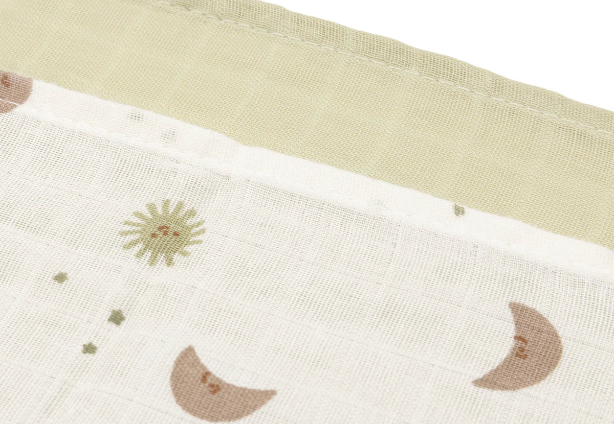 Le lot de 3 langes bébé Over the Moon en gaze de coton 100 % coton est un indispensable du quotidien. Doux, respirants et absorbants, ils accompagnent bébé dès la naissance à la maison comme en balade. Lot de 3 langes bébé en gaze de coton Over the Moon 70 × 70 cm : des langes doux, respirants et multifonctions pour accompagner bébé au quotidien.