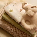 Le lot de 3 langes bébé Over the Moon en gaze de coton 100 % coton est un indispensable du quotidien. Doux, respirants et absorbants, ils accompagnent bébé dès la naissance à la maison comme en balade. Lot de 3 langes bébé en gaze de coton Over the Moon 70 × 70 cm : des langes doux, respirants et multifonctions pour accompagner bébé au quotidien.