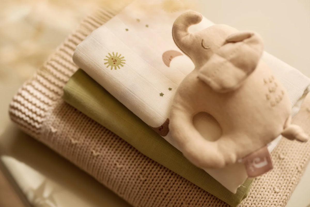 Le lot de 3 langes bébé Over the Moon en gaze de coton 100 % coton est un indispensable du quotidien. Doux, respirants et absorbants, ils accompagnent bébé dès la naissance à la maison comme en balade. Lot de 3 langes bébé en gaze de coton Over the Moon 70 × 70 cm : des langes doux, respirants et multifonctions pour accompagner bébé au quotidien.