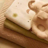 Le lot de 3 langes bébé Over the Moon en gaze de coton 100 % coton est un indispensable du quotidien. Doux, respirants et absorbants, ils accompagnent bébé dès la naissance à la maison comme en balade. Lot de 3 langes bébé en gaze de coton Over the Moon 70 × 70 cm : des langes doux, respirants et multifonctions pour accompagner bébé au quotidien.