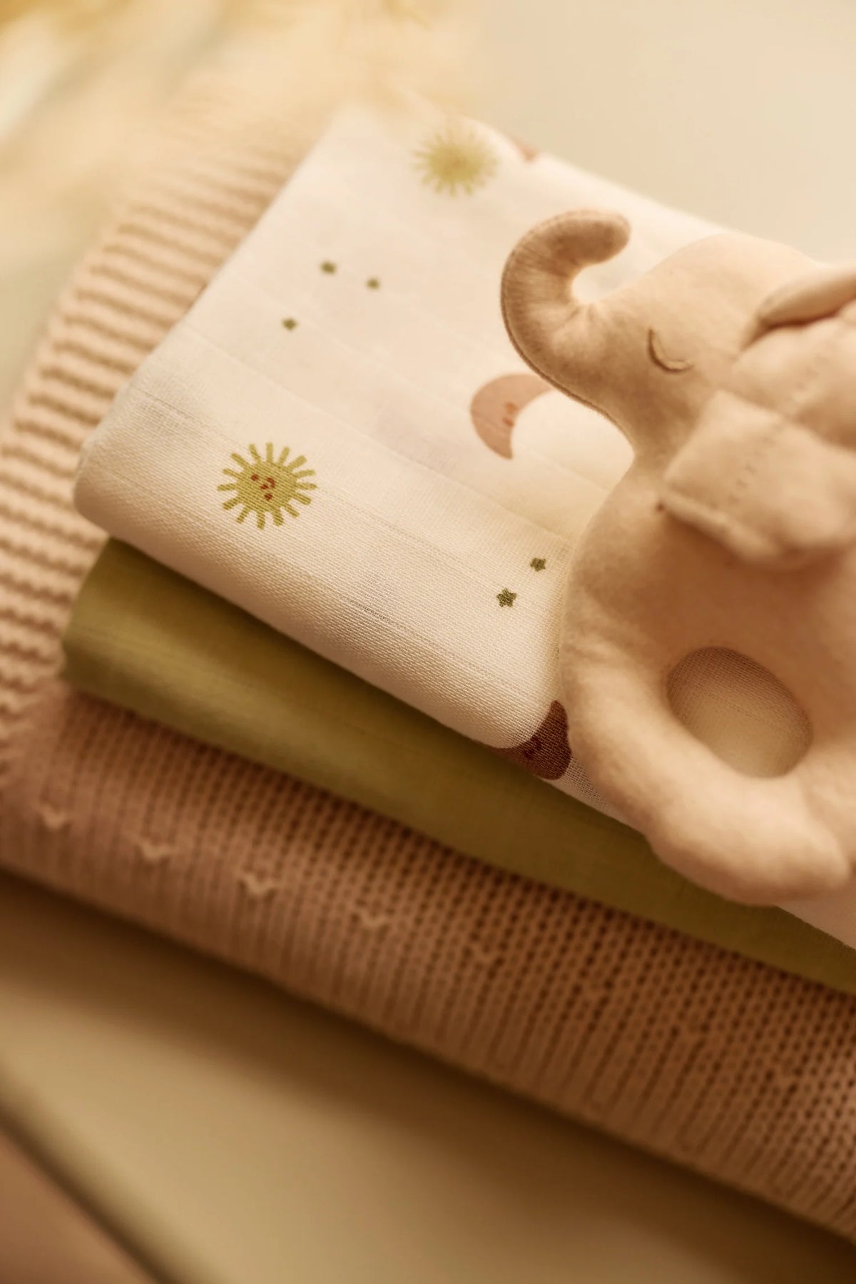 Le lot de 3 langes bébé Over the Moon en gaze de coton 100 % coton est un indispensable du quotidien. Doux, respirants et absorbants, ils accompagnent bébé dès la naissance à la maison comme en balade. Lot de 3 langes bébé en gaze de coton Over the Moon 70 × 70 cm : des langes doux, respirants et multifonctions pour accompagner bébé au quotidien.