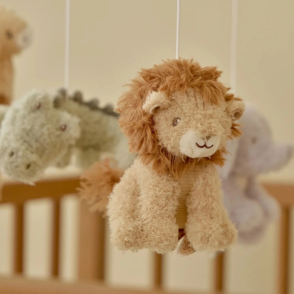 Mobile musical Safari Friends avec animaux de la savane et mélodie apaisante. Idéal pour endormir bébé dès la naissance. LITTLE DUTCH