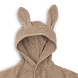 Ce peignoir de bain enfant en éponge 100 % coton est idéal après le bain, la douche ou la piscine. Doux, absorbant et confortable, il est doté d'une capuche, d'une fermeture pratique et d'une ceinture cousue pour accompagner les enfants de 3 à 4 ans. COLORIS MILKY COFFEE