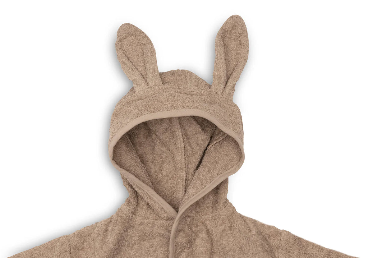 Ce peignoir de bain enfant en éponge 100 % coton est idéal après le bain, la douche ou la piscine. Doux, absorbant et confortable, il est doté d'une capuche, d'une fermeture pratique et d'une ceinture cousue pour accompagner les enfants de 3 à 4 ans. COLORIS MILKY COFFEE