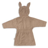Ce peignoir de bain enfant en éponge 100 % coton est idéal après le bain, la douche ou la piscine. Doux, absorbant et confortable, il est doté d'une capuche, d'une fermeture pratique et d'une ceinture cousue pour accompagner les enfants de 3 à 4 ans. COLORIS MILKY COFFEE