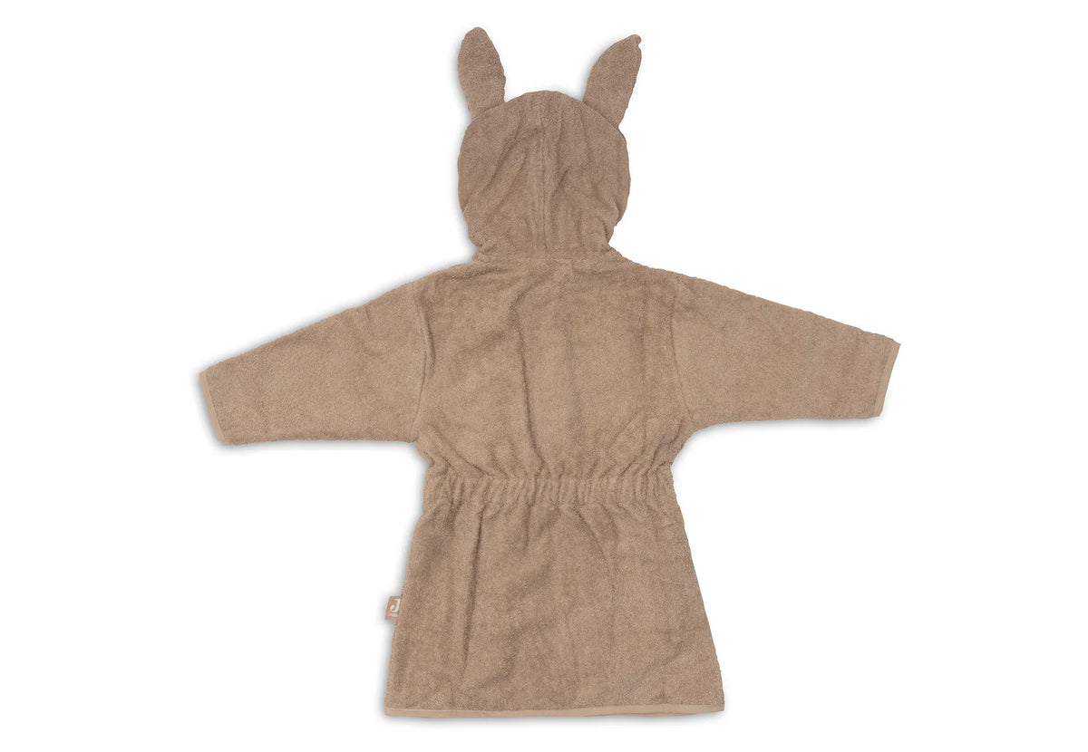 Ce peignoir de bain enfant en éponge 100 % coton est idéal après le bain, la douche ou la piscine. Doux, absorbant et confortable, il est doté d'une capuche, d'une fermeture pratique et d'une ceinture cousue pour accompagner les enfants de 3 à 4 ans. COLORIS MILKY COFFEE