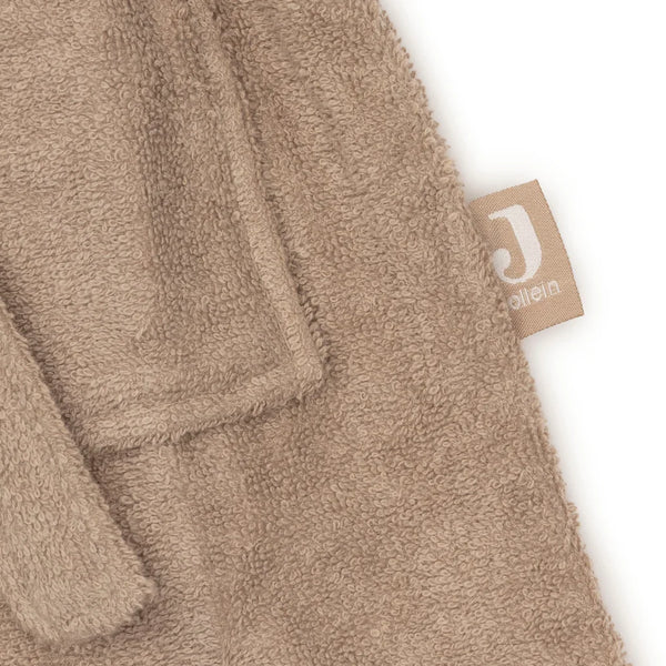 Ce peignoir de bain enfant en éponge 100 % coton est idéal après le bain, la douche ou la piscine. Doux, absorbant et confortable, il est doté d'une capuche, d'une fermeture pratique et d'une ceinture cousue pour accompagner les enfants de 3 à 4 ans. COLORIS MILKY COFFEE