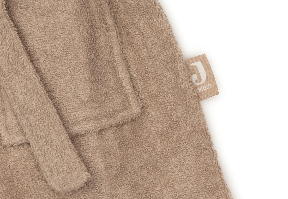 Ce peignoir de bain enfant en éponge 100 % coton est idéal après le bain, la douche ou la piscine. Doux, absorbant et confortable, il est doté d'une capuche, d'une fermeture pratique et d'une ceinture cousue pour accompagner les enfants de 3 à 4 ans. COLORIS MILKY COFFEE