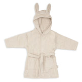 Ce peignoir de bain enfant en éponge 100 % coton est idéal après le bain, la douche ou la piscine. Doux, absorbant et confortable, il est doté d'une capuche, d'une fermeture pratique et d'une ceinture cousue pour accompagner les enfants de 3 à 4 ans. COLORIS SAND