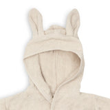 Ce peignoir de bain enfant en éponge 100 % coton est idéal après le bain, la douche ou la piscine. Doux, absorbant et confortable, il est doté d'une capuche, d'une fermeture pratique et d'une ceinture cousue pour accompagner les enfants de 3 à 4 ans. COLORIS SAND