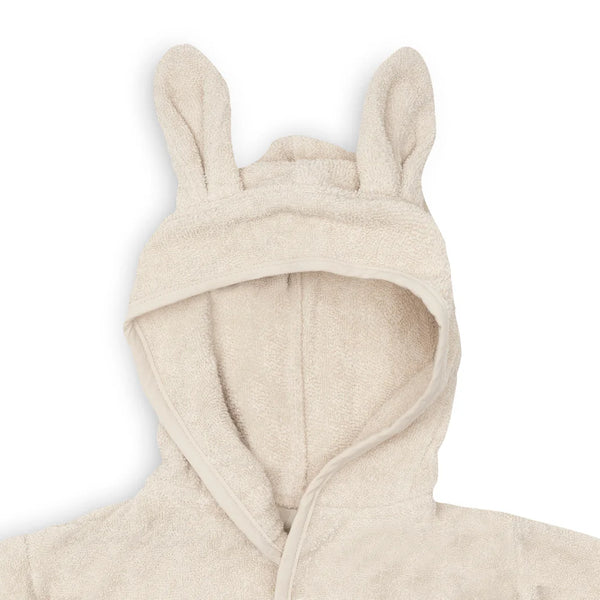 Ce peignoir de bain enfant en éponge 100 % coton est idéal après le bain, la douche ou la piscine. Doux, absorbant et confortable, il est doté d'une capuche, d'une fermeture pratique et d'une ceinture cousue pour accompagner les enfants de 3 à 4 ans. COLORIS SAND