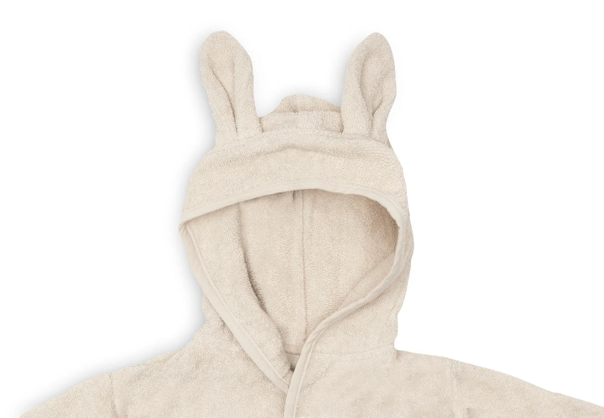 Ce peignoir de bain enfant en éponge 100 % coton est idéal après le bain, la douche ou la piscine. Doux, absorbant et confortable, il est doté d'une capuche, d'une fermeture pratique et d'une ceinture cousue pour accompagner les enfants de 3 à 4 ans. COLORIS SAND