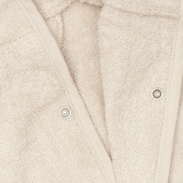 Ce peignoir de bain enfant en éponge 100 % coton est idéal après le bain, la douche ou la piscine. Doux, absorbant et confortable, il est doté d'une capuche, d'une fermeture pratique et d'une ceinture cousue pour accompagner les enfants de 3 à 4 ans. COLORIS SAND