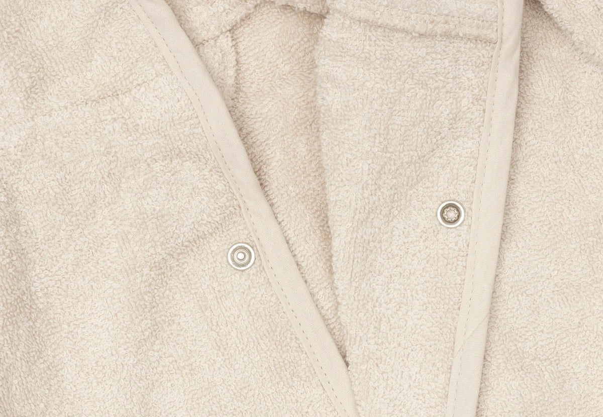 Ce peignoir de bain enfant en éponge 100 % coton est idéal après le bain, la douche ou la piscine. Doux, absorbant et confortable, il est doté d'une capuche, d'une fermeture pratique et d'une ceinture cousue pour accompagner les enfants de 3 à 4 ans. COLORIS SAND