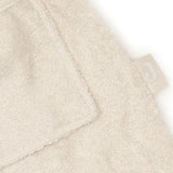 Ce peignoir de bain enfant en éponge 100 % coton est idéal après le bain, la douche ou la piscine. Doux, absorbant et confortable, il est doté d'une capuche, d'une fermeture pratique et d'une ceinture cousue pour accompagner les enfants de 3 à 4 ans. COLORIS SAND