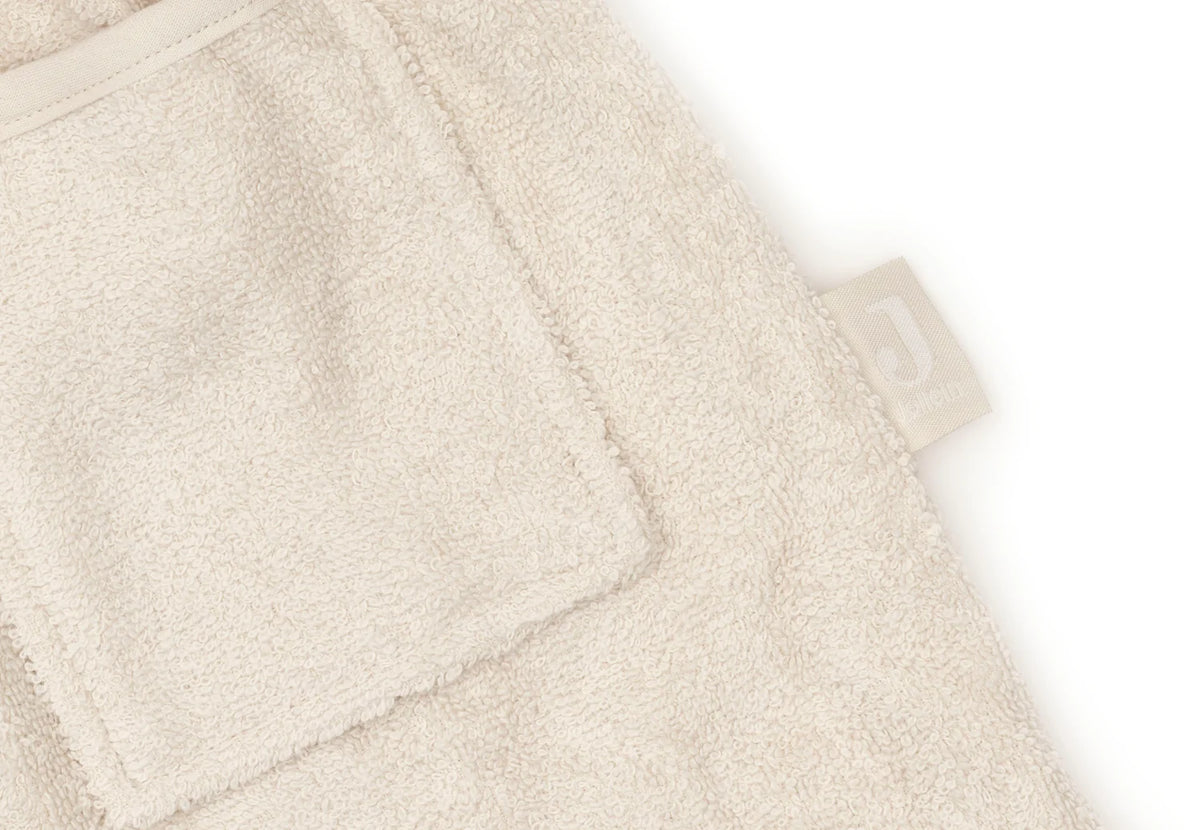 Ce peignoir de bain enfant en éponge 100 % coton est idéal après le bain, la douche ou la piscine. Doux, absorbant et confortable, il est doté d'une capuche, d'une fermeture pratique et d'une ceinture cousue pour accompagner les enfants de 3 à 4 ans. COLORIS SAND