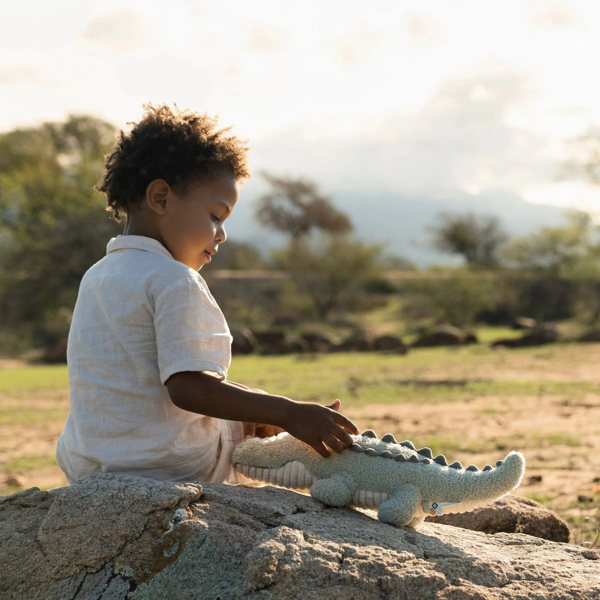 Peluche crocodile Safari Friends : un compagnon tout doux pour câliner et éveiller bébé dès la naissance.