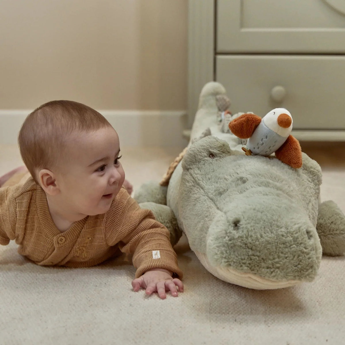 Peluche d’activités crocodile Safari Friends : un compagnon sensoriel doux pour stimuler bébé dès la naissance. LITTLE DUTCH