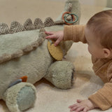 Peluche d’activités crocodile Safari Friends : un compagnon sensoriel doux pour stimuler bébé dès la naissance. LITTLE DUTCH