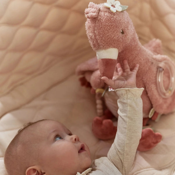 Peluche d’activités flamant rose Safari Friends avec textures, anneau de dentition et perles sonores. Idéale dès la naissance. LITTLE DUTCH