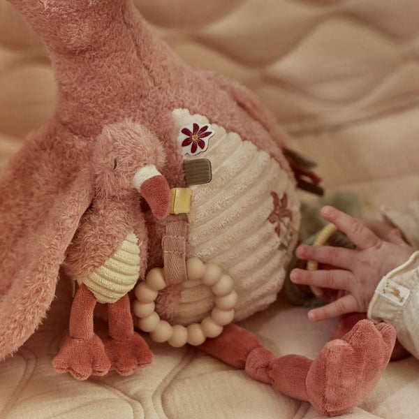 Peluche d’activités flamant rose Safari Friends avec textures, anneau de dentition et perles sonores. Idéale dès la naissance. LITTLE DUTCH